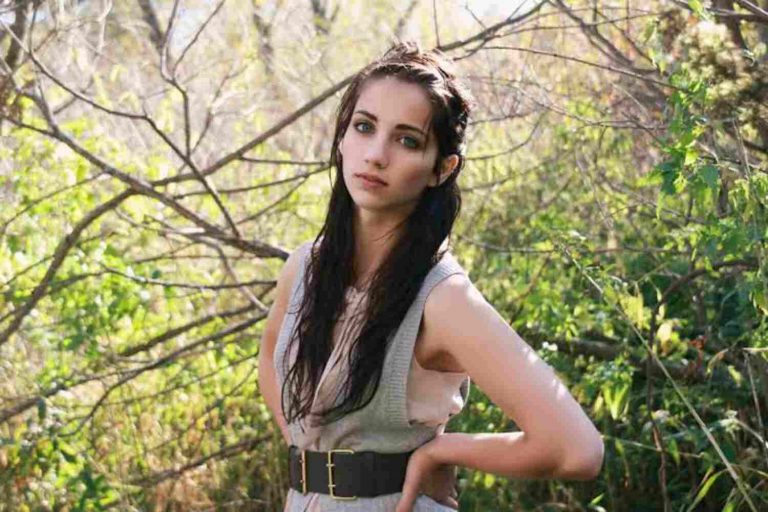 What is One Piece Emily Rudd net worth? height, birthday and movies